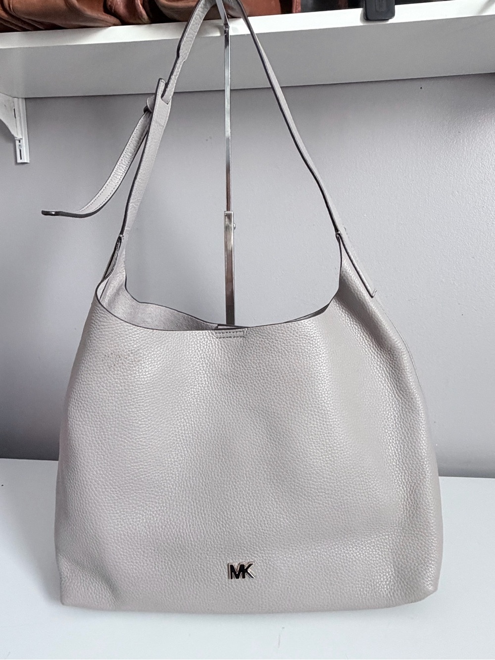 Michael Kors Junie Large Hobo bag in Pearl Grey pebbled leather